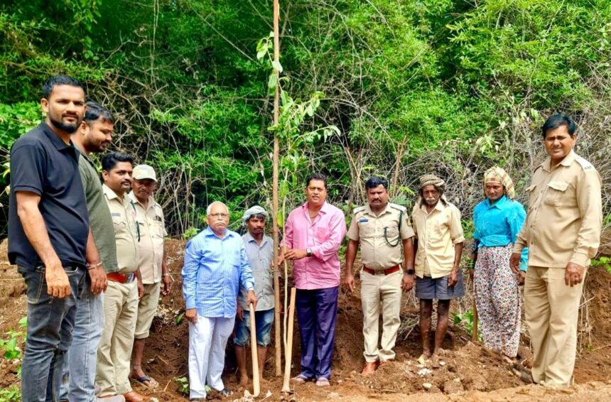 पर्यावरण दिनी किरण जाधव यांनी दिला ‘ झाडे लावा, झाडे जगवा ‘ चा संदेश